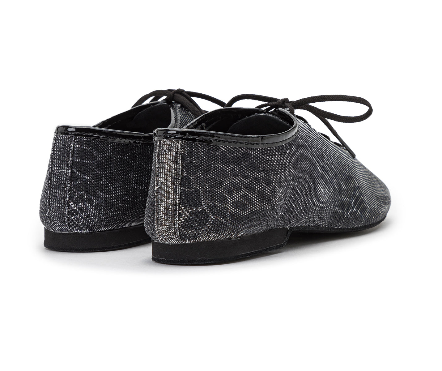 Rückansicht der Dancing Queens 550/J03 schwarz/silbernen Tanzschuhe mit Strukturmuster und flacher Sohle.